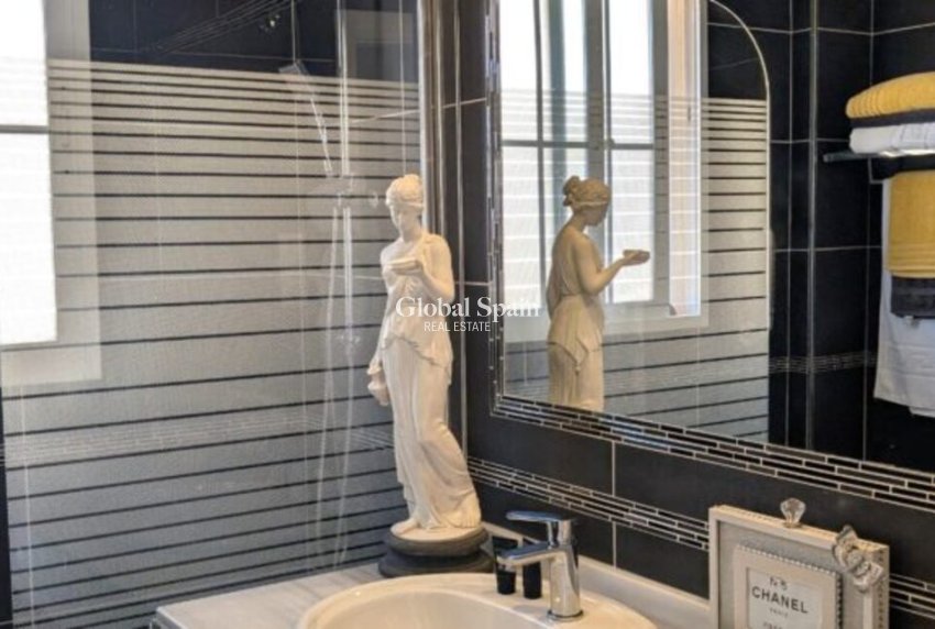 Resale - VILLA -
VILLAMARTÍN - Costa Blanca