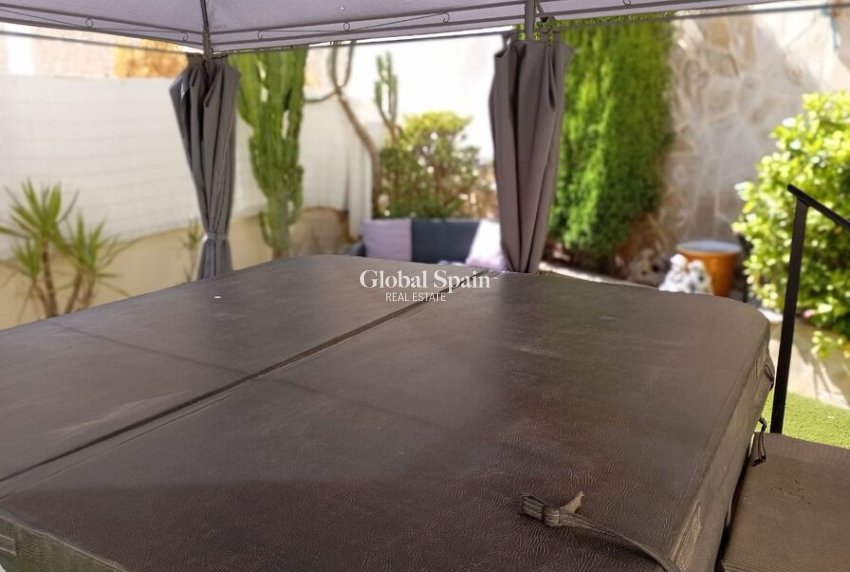 Resale - VILLA -
VILLAMARTÍN - Costa Blanca