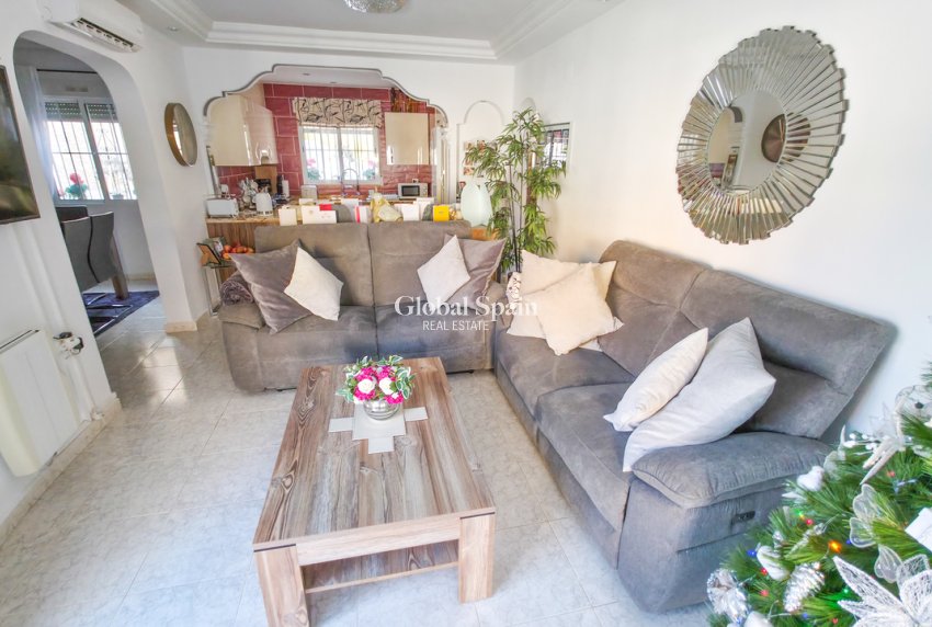 Resale - VILLA -
VILLAMARTÍN - Costa Blanca