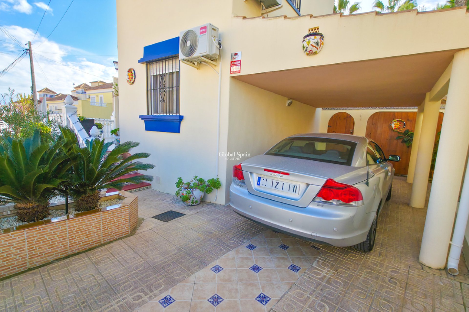 Resale - VILLA -
VILLAMARTÍN - Costa Blanca