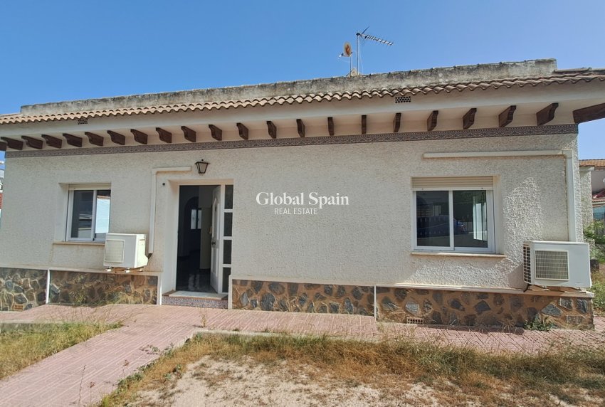 Resale - VILLA -
VILLAMARTÍN - Costa Blanca
