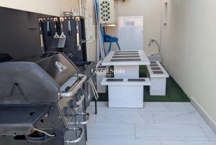 Resale - VILLA -
VILLAMARTÍN - Costa Blanca