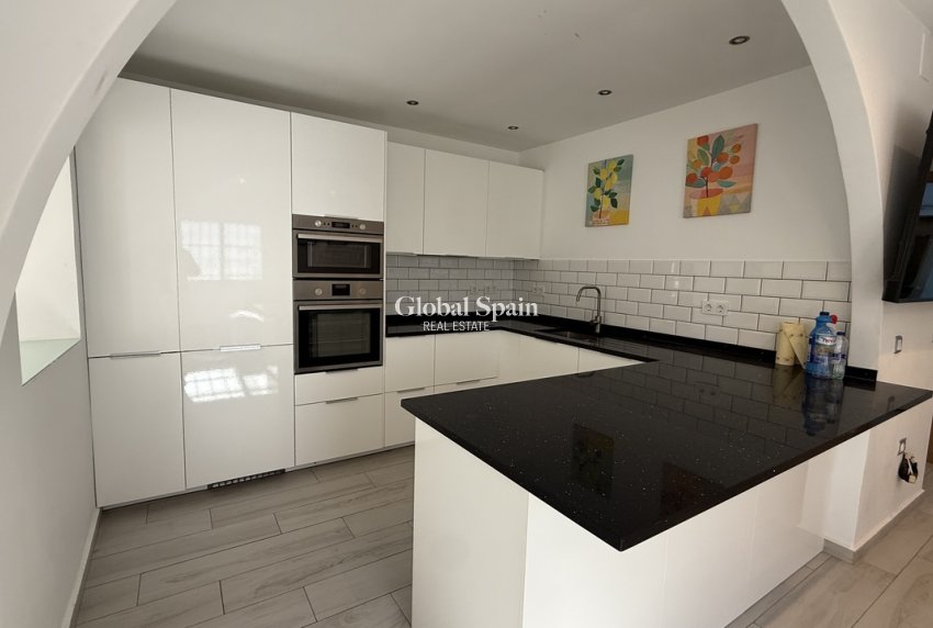 Resale - VILLA -
VILLAMARTÍN - Costa Blanca