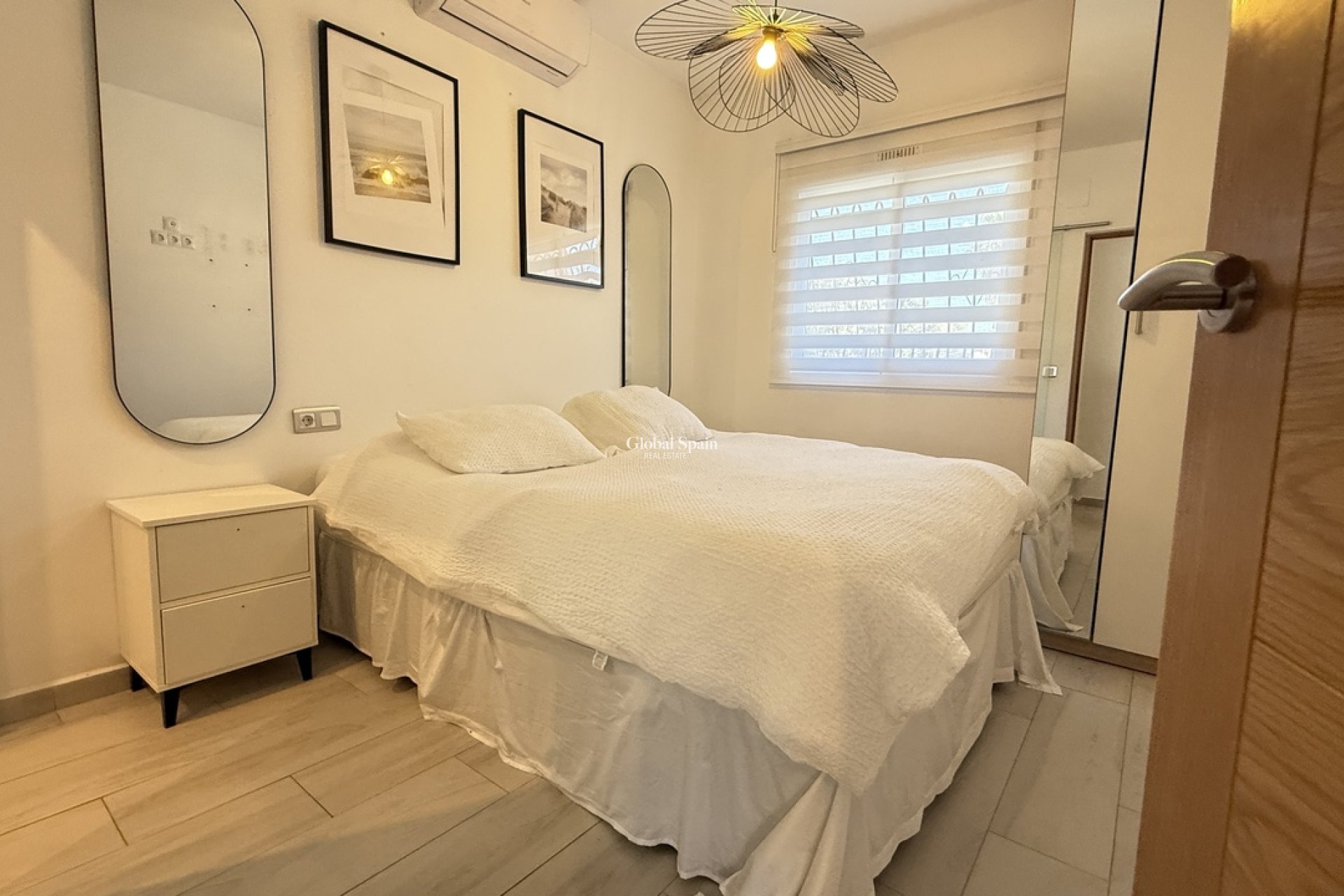 Resale - VILLA -
VILLAMARTÍN - Costa Blanca