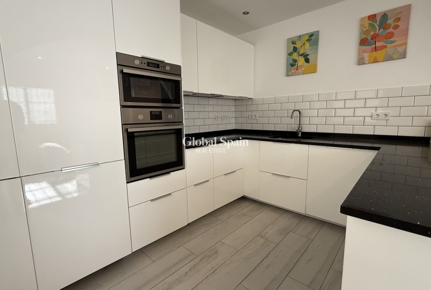 Resale - VILLA -
VILLAMARTÍN - Costa Blanca