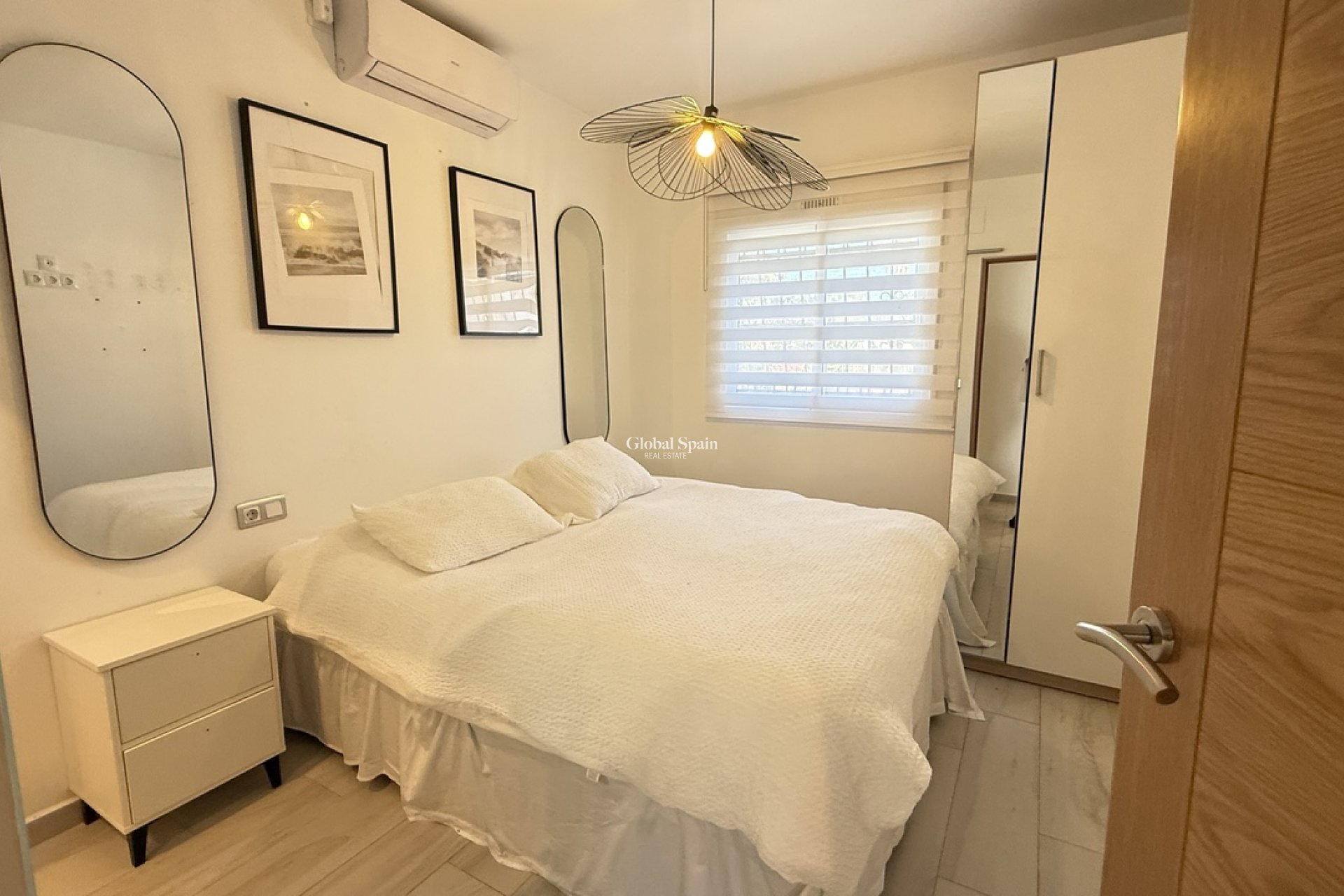 Resale - VILLA -
VILLAMARTÍN - Costa Blanca