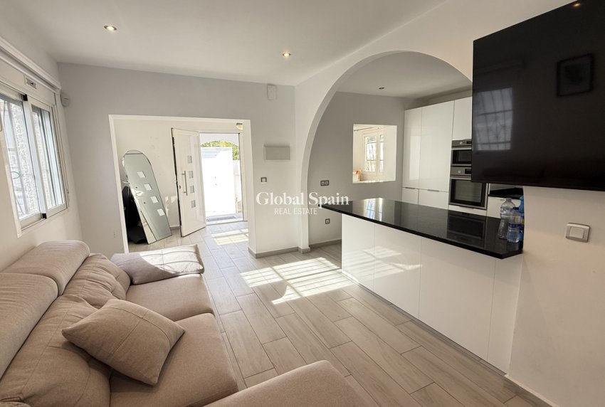 Resale - VILLA -
VILLAMARTÍN - Costa Blanca