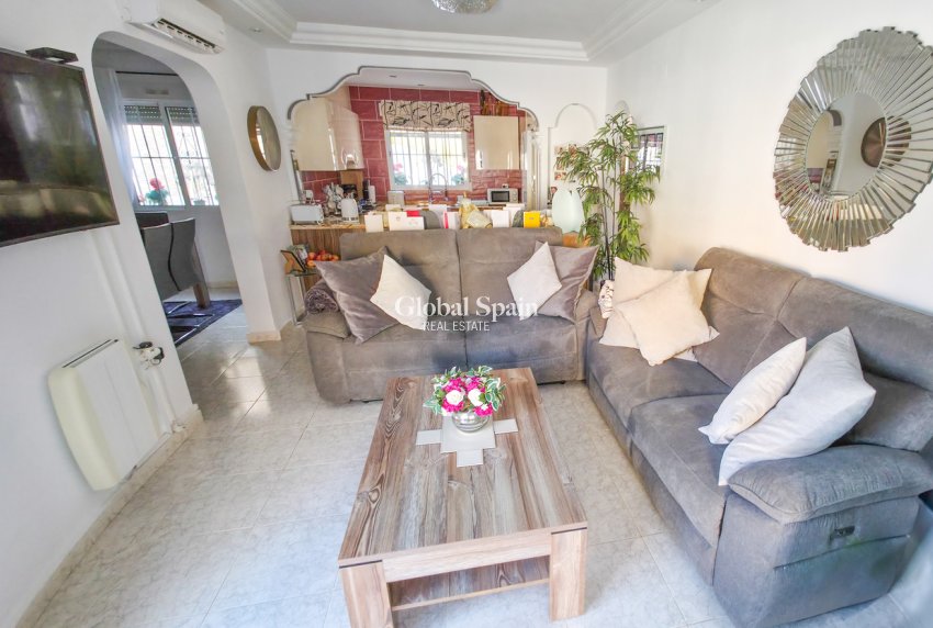 Resale - VILLA -
VILLAMARTÍN - Costa Blanca