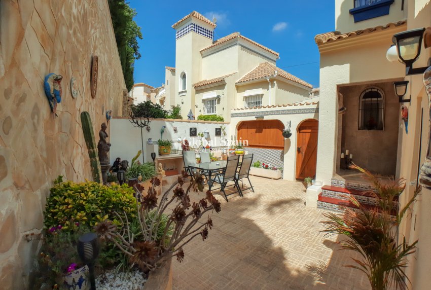 Resale - VILLA -
VILLAMARTÍN - Costa Blanca