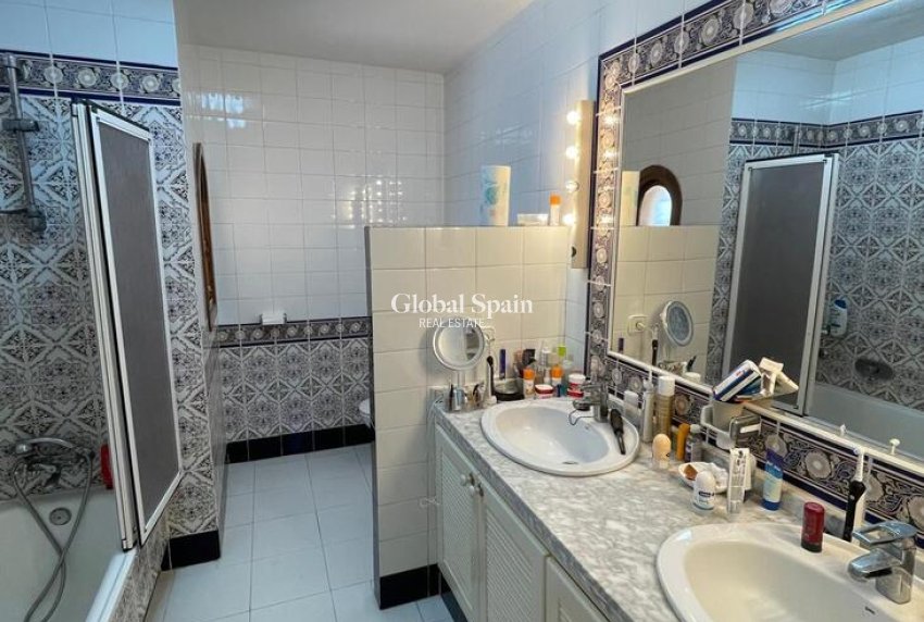 Resale - VILLA -
VILLAMARTÍN - Costa Blanca