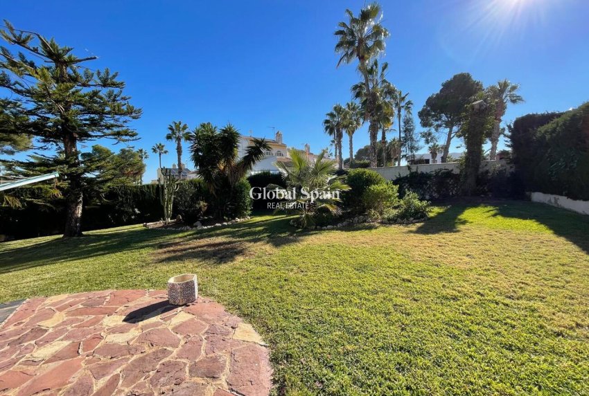 Resale - VILLA -
VILLAMARTÍN - Costa Blanca
