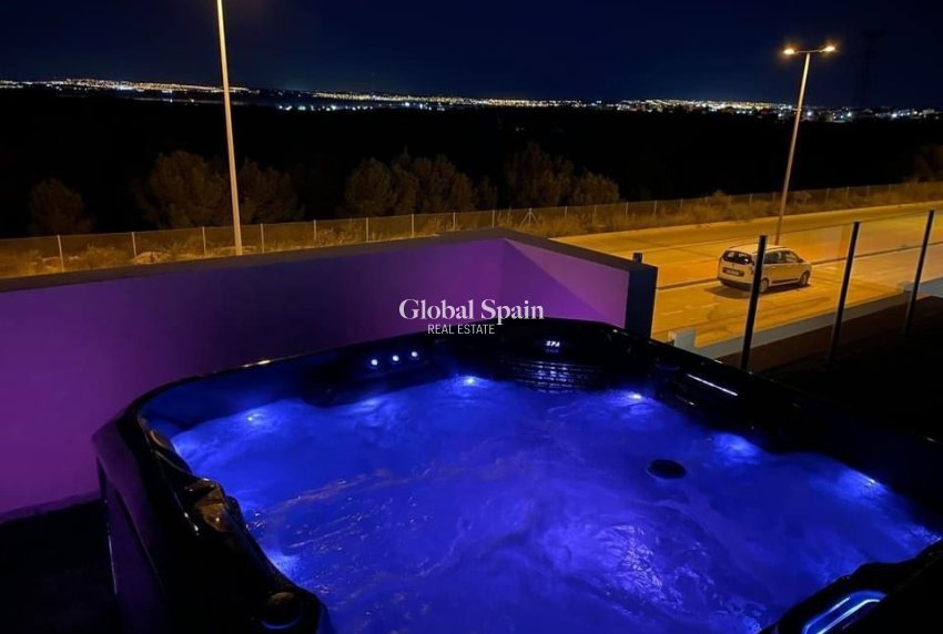 Resale - VILLA -
VILLAMARTÍN - Costa Blanca