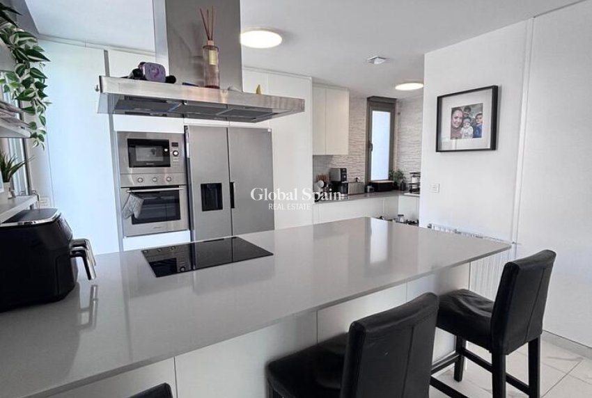 Resale - VILLA -
VILLAMARTÍN - Costa Blanca