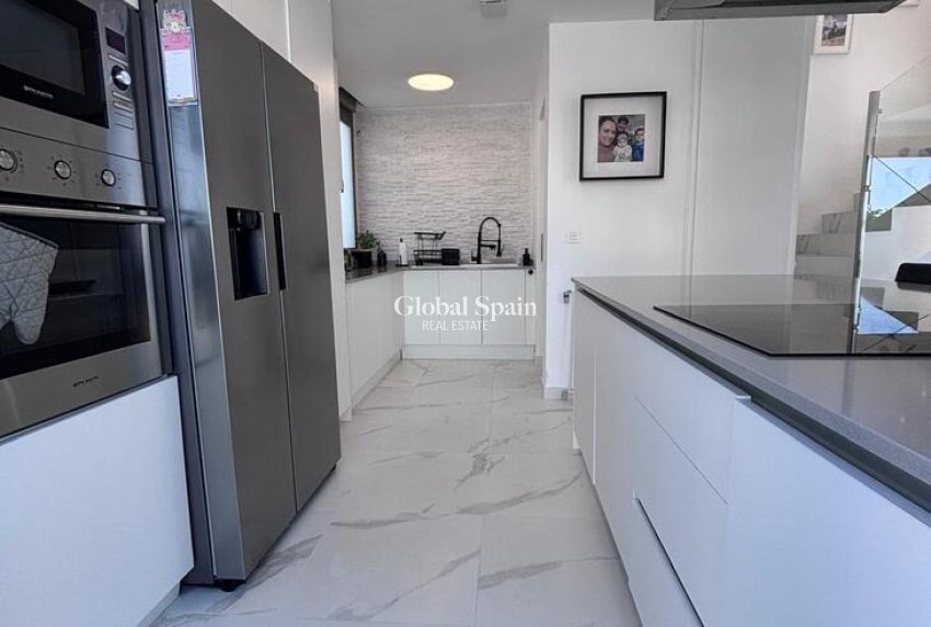 Resale - VILLA -
VILLAMARTÍN - Costa Blanca