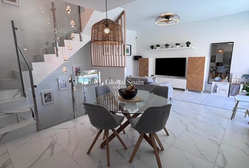 Resale - VILLA -
VILLAMARTÍN - Costa Blanca