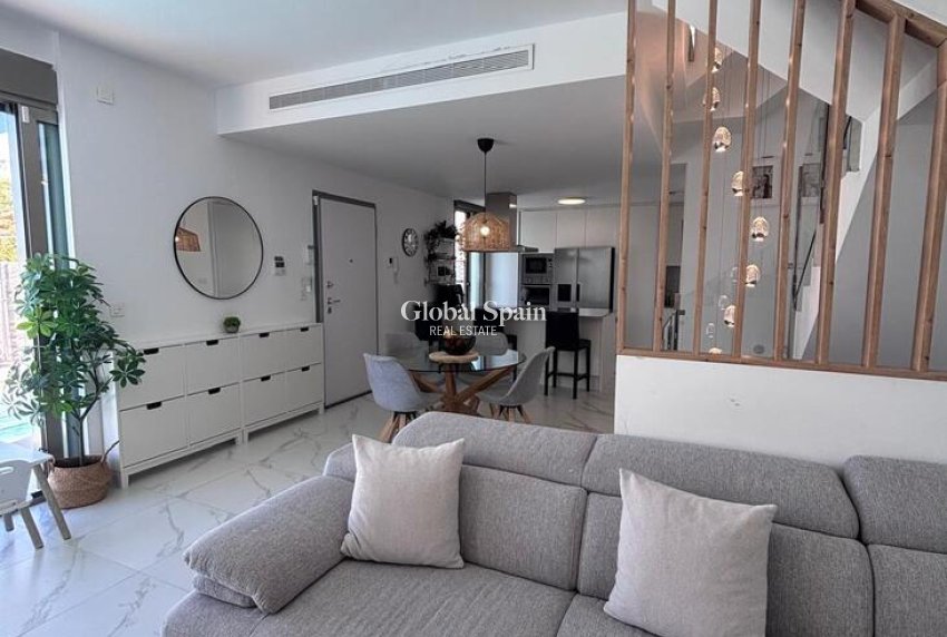 Resale - VILLA -
VILLAMARTÍN - Costa Blanca