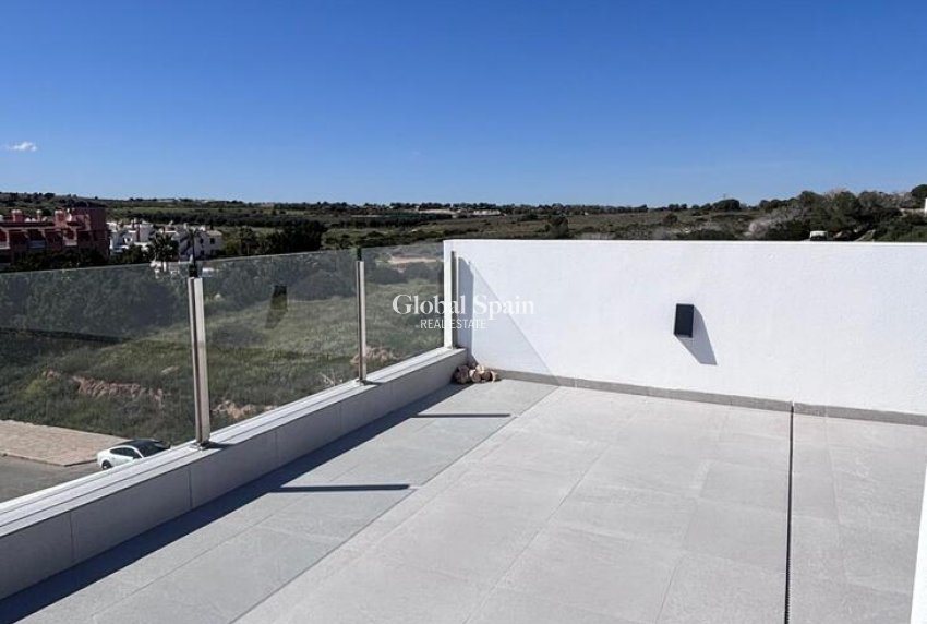 Resale - VILLA -
VILLAMARTÍN - Costa Blanca