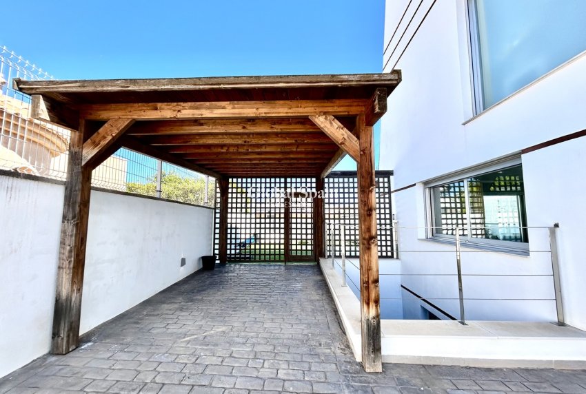 Resale - VILLA -
VILLAMARTÍN - Costa Blanca