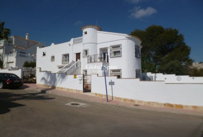 Resale - VILLA -
VILLAMARTÍN - Costa Blanca