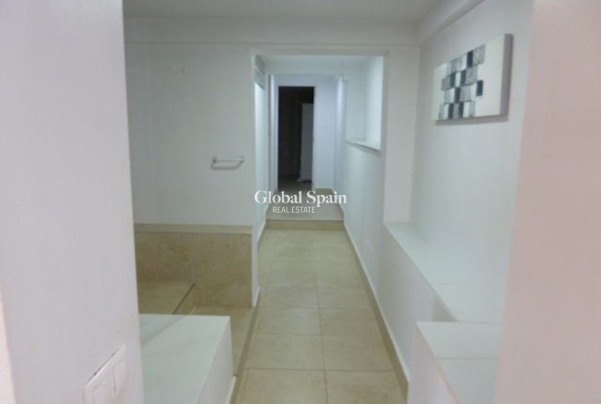 Resale - VILLA -
VILLAMARTÍN - Costa Blanca