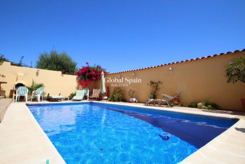 Resale - VILLA -
VILLAMARTÍN - Costa Blanca