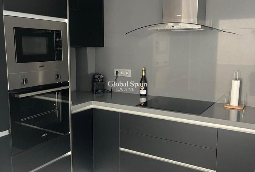 Resale - VILLA -
VILLAMARTÍN - Costa Blanca