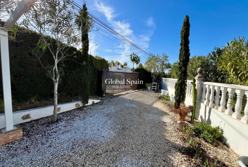 Resale - VILLA -
VILLAMARTÍN - Costa Blanca