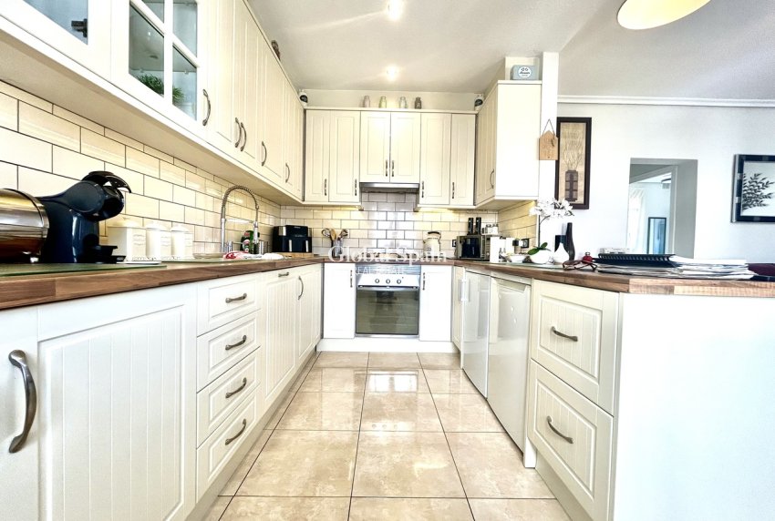 Resale - VILLA -
VILLAMARTÍN - Costa Blanca