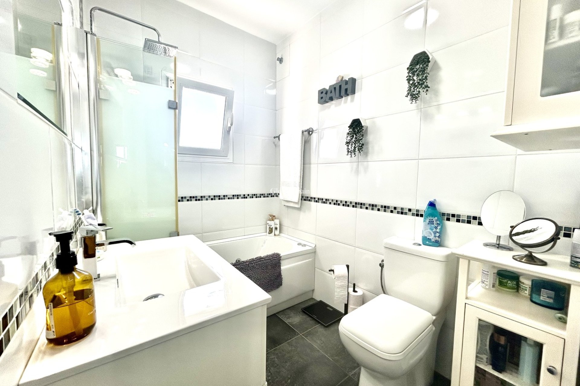 Resale - VILLA -
VILLAMARTÍN - Costa Blanca