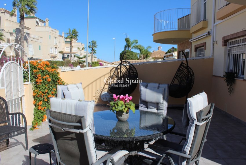 Resale - VILLA -
VILLAMARTÍN - Costa Blanca