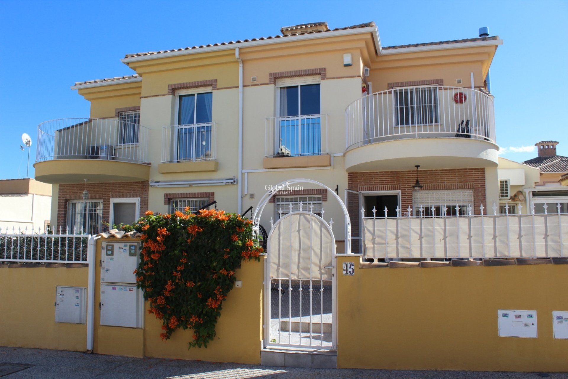 Resale - VILLA -
VILLAMARTÍN - Costa Blanca