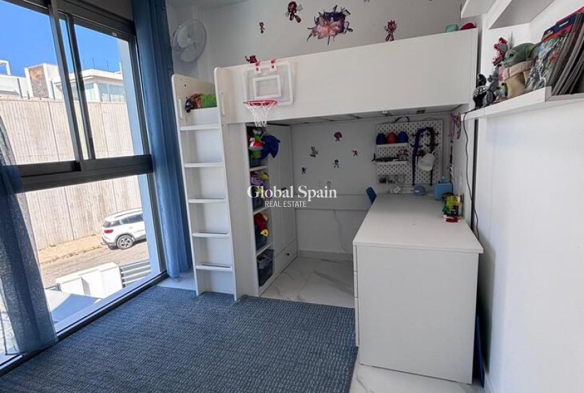 Resale - VILLA -
VILLAMARTÍN - Costa Blanca