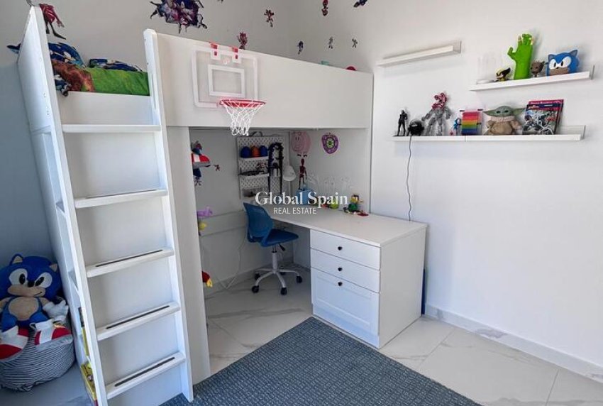 Resale - VILLA -
VILLAMARTÍN - Costa Blanca