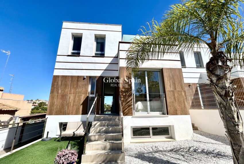 Resale - VILLA -
VILLAMARTÍN - Costa Blanca