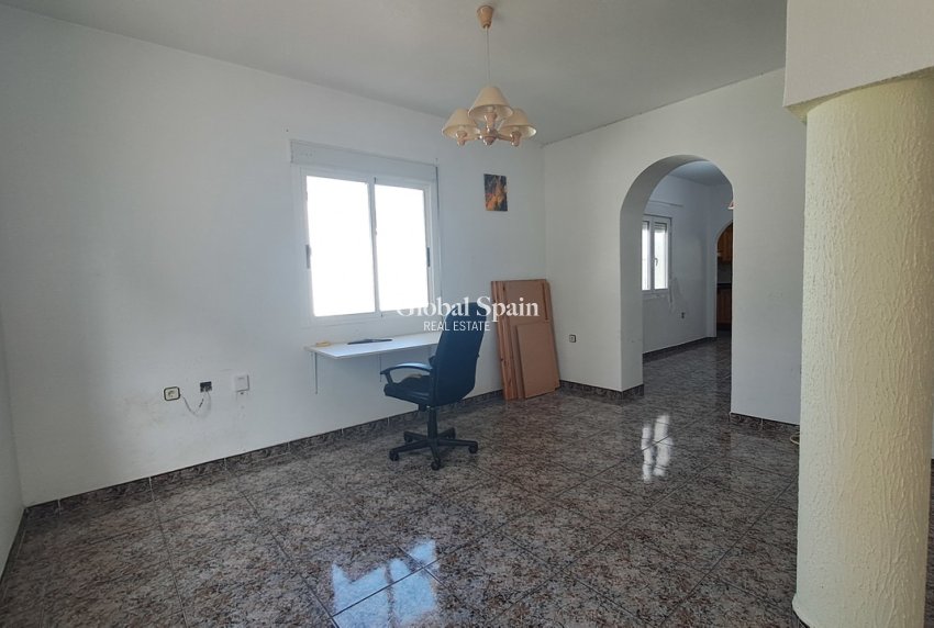 Resale - VILLA -
VILLAMARTÍN - Costa Blanca