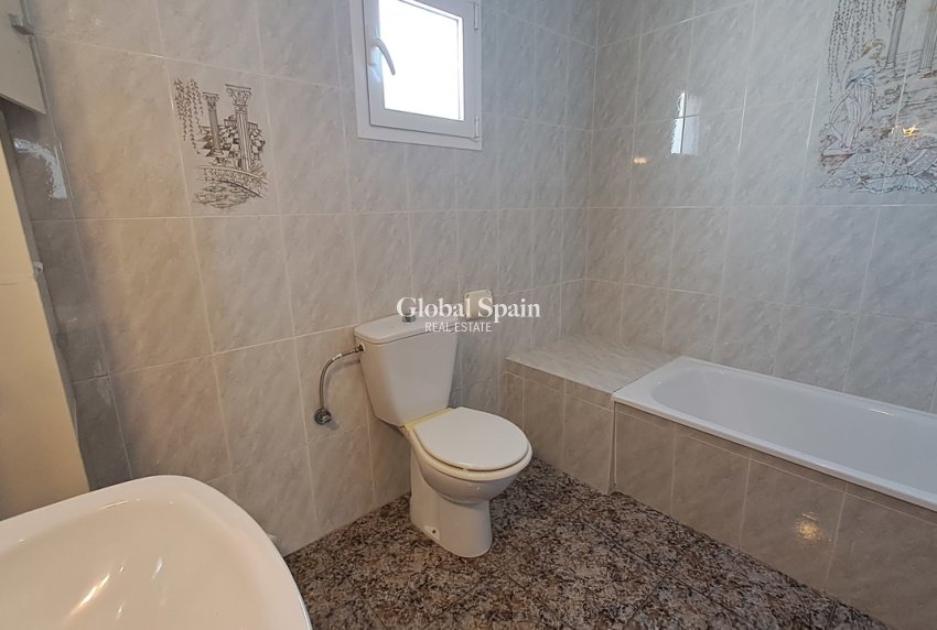 Resale - VILLA -
VILLAMARTÍN - Costa Blanca