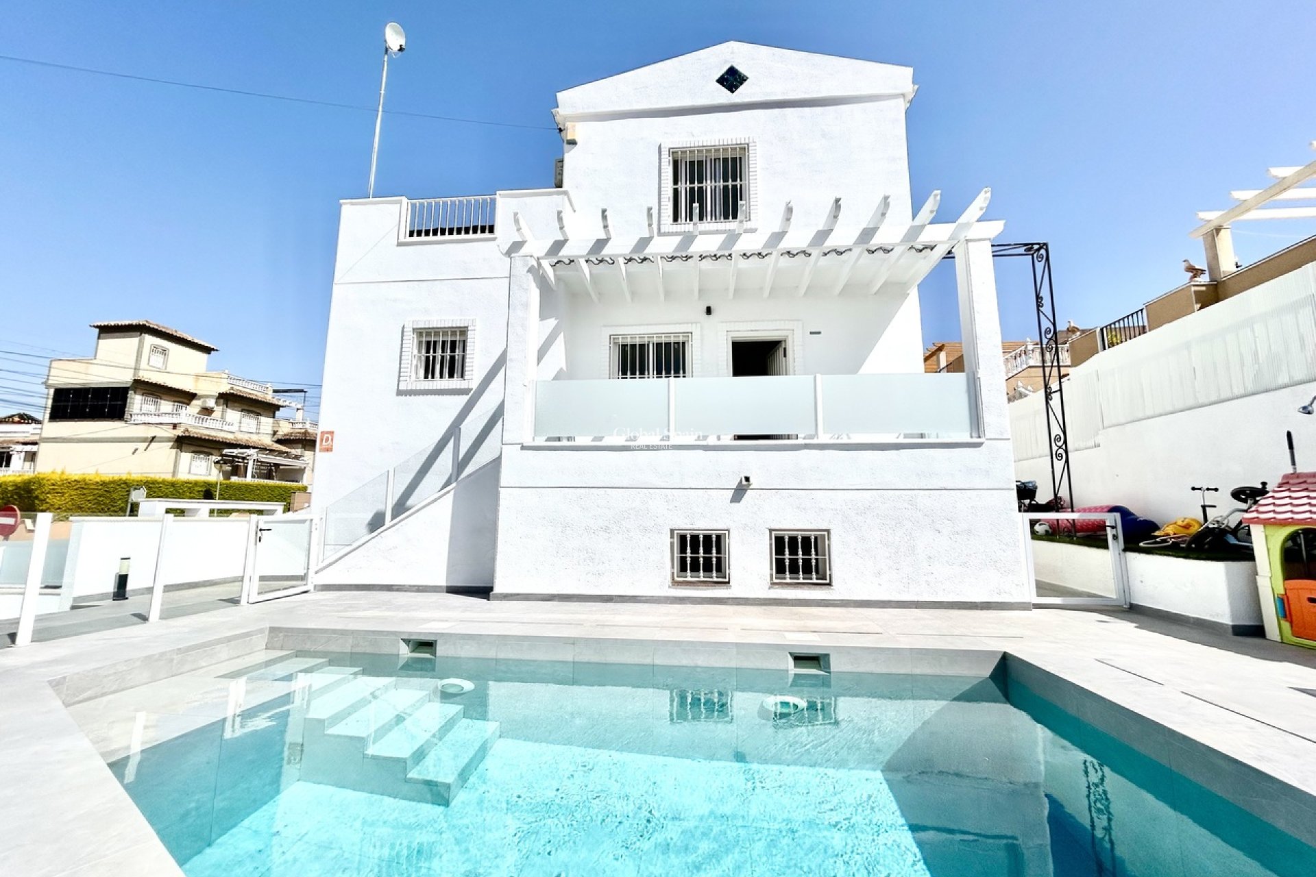 Resale - VILLA -
VILLAMARTÍN - Costa Blanca