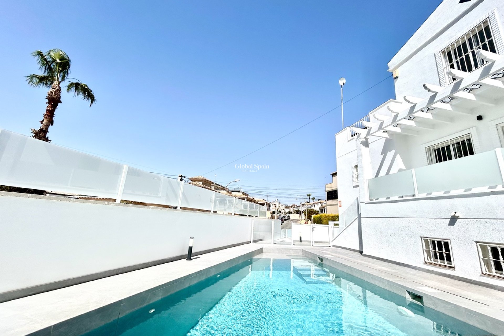 Resale - VILLA -
VILLAMARTÍN - Costa Blanca