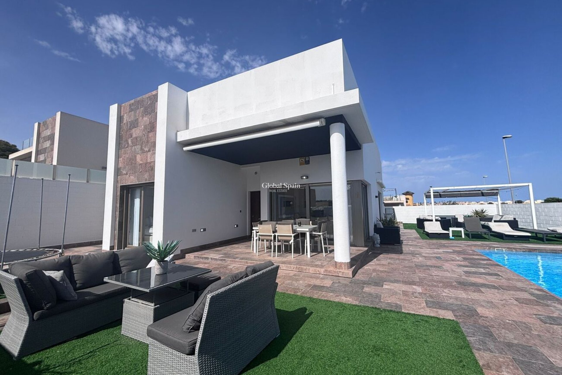 Resale - VILLA -
VILLAMARTÍN - Costa Blanca