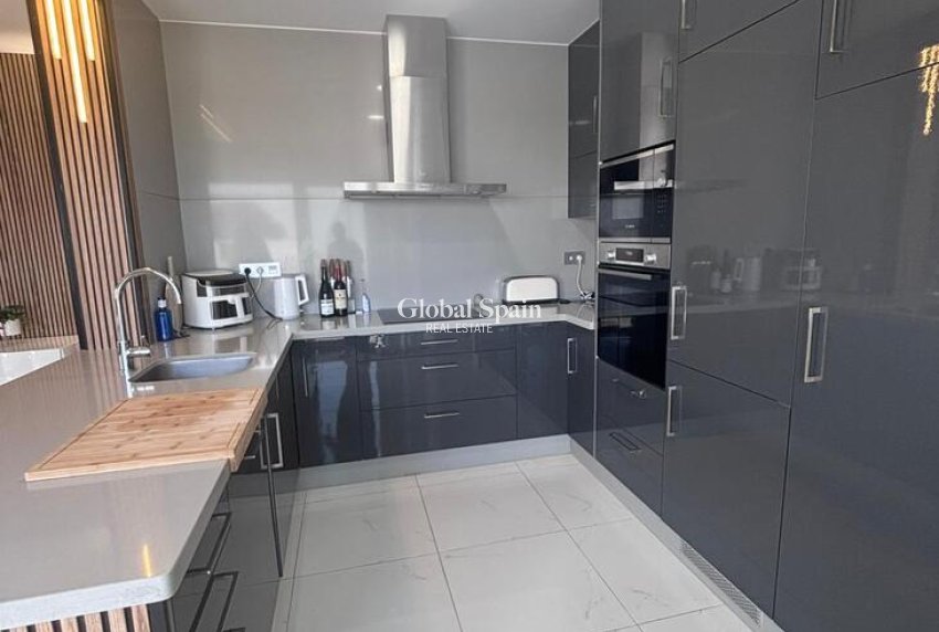 Resale - VILLA -
VILLAMARTÍN - Costa Blanca