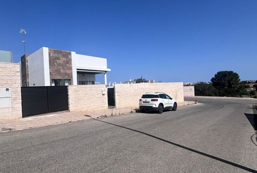 Resale - VILLA -
VILLAMARTÍN - Costa Blanca