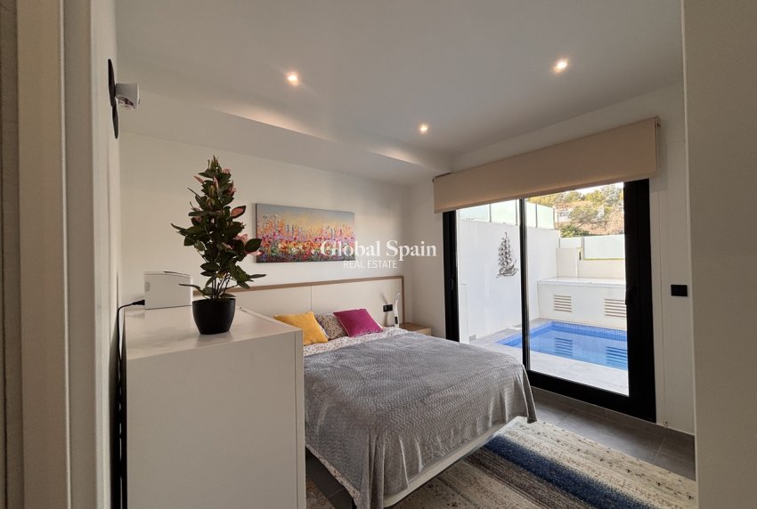 Resale - VILLA -
VILLAMARTÍN - Costa Blanca