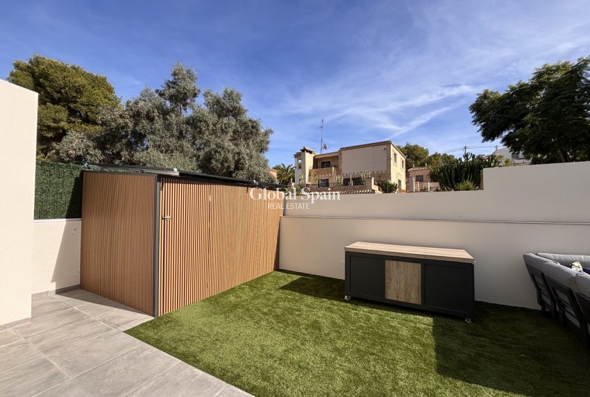 Resale - VILLA -
VILLAMARTÍN - Costa Blanca