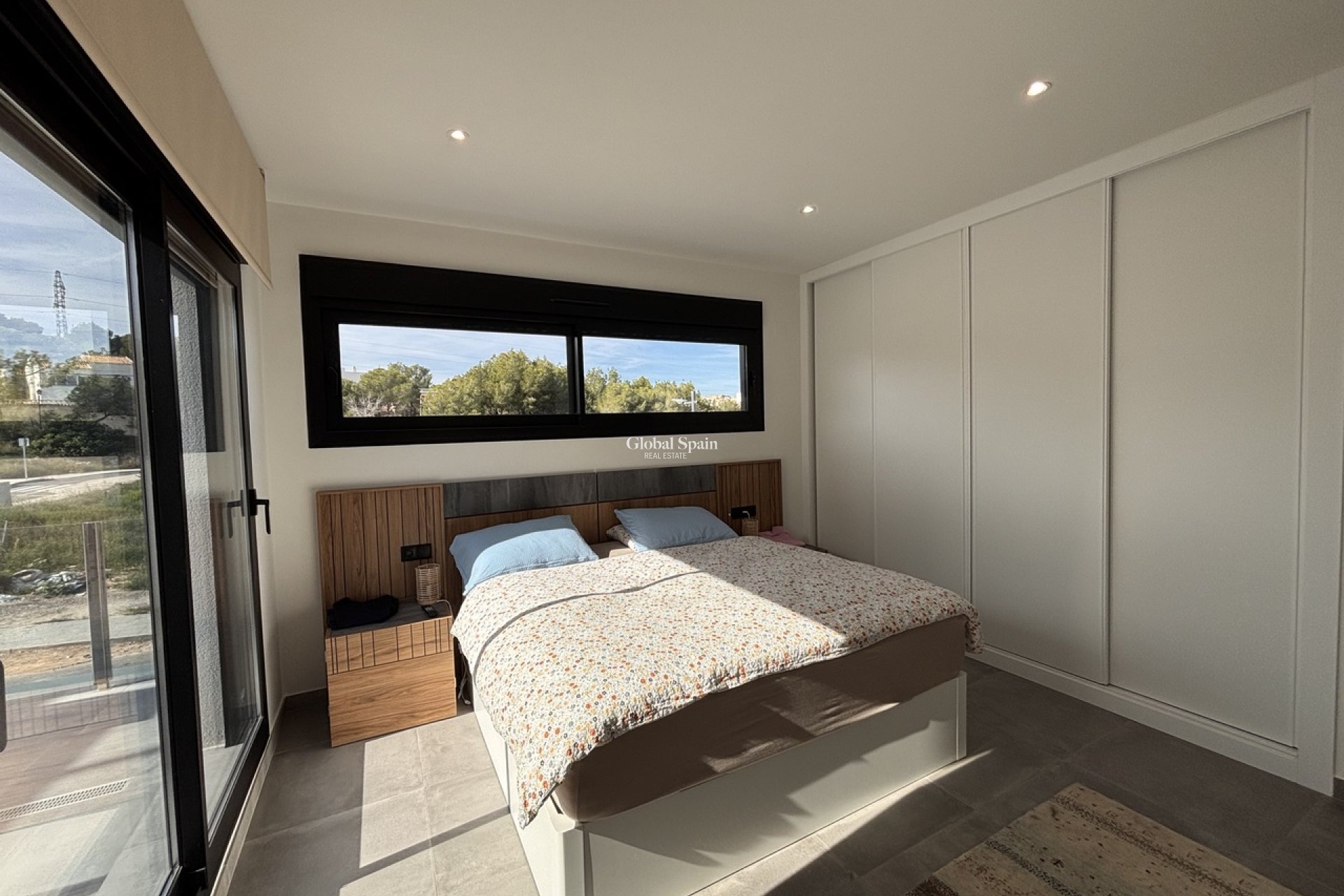 Resale - VILLA -
VILLAMARTÍN - Costa Blanca