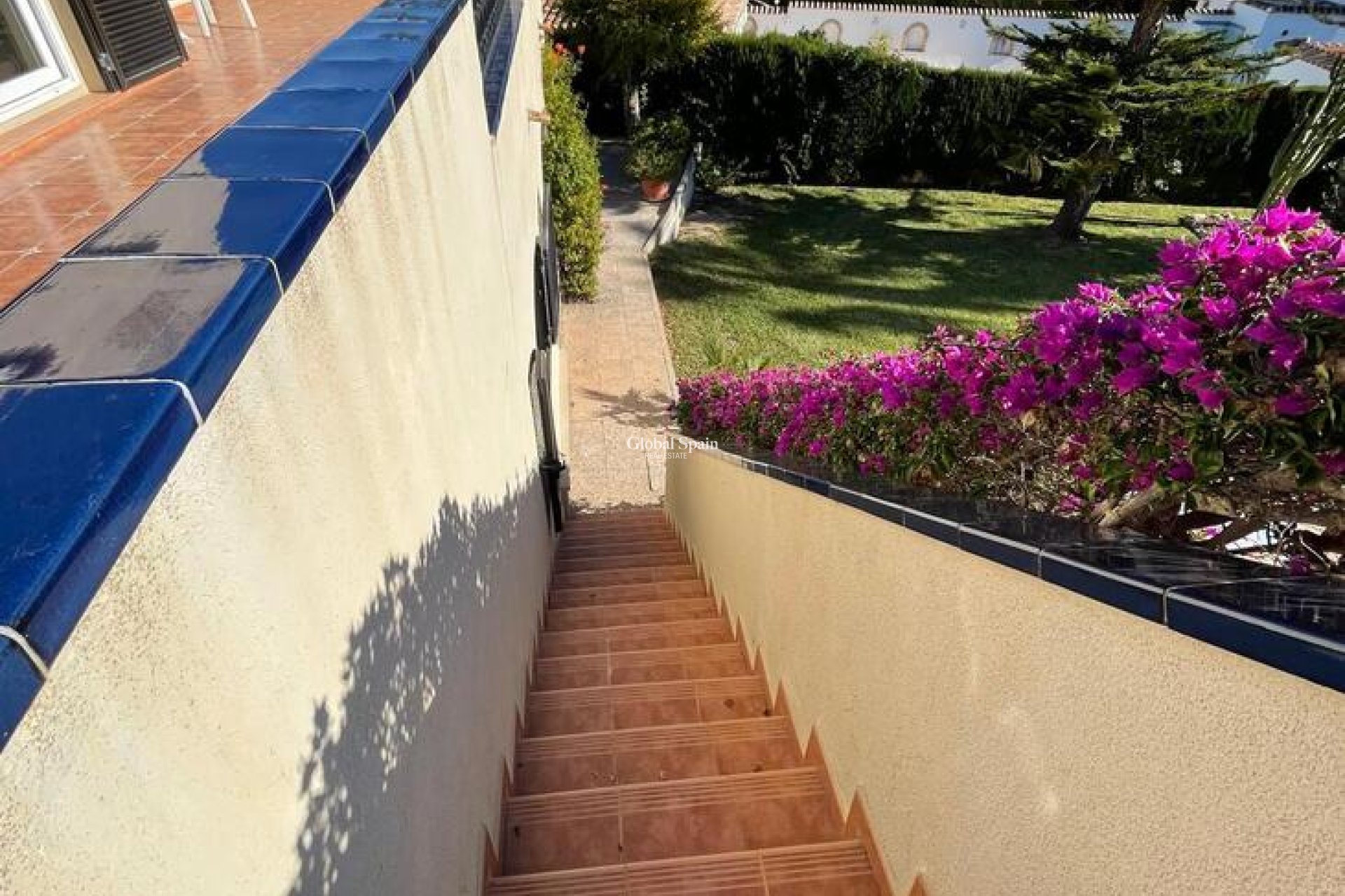 Resale - VILLA -
VILLAMARTÍN - Costa Blanca