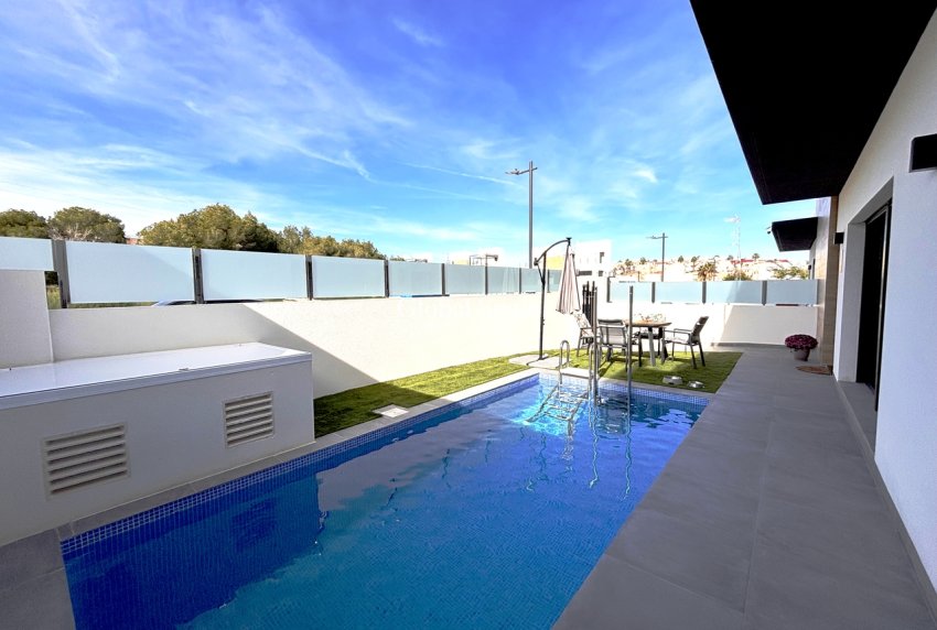 Resale - VILLA -
VILLAMARTÍN - Costa Blanca