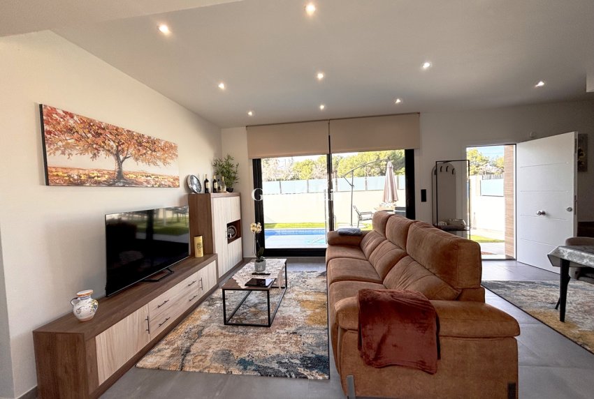 Resale - VILLA -
VILLAMARTÍN - Costa Blanca