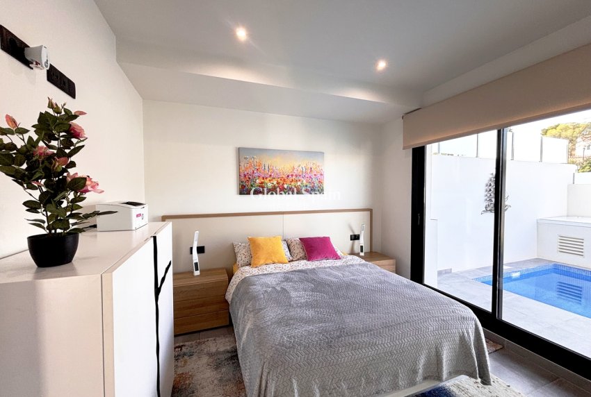 Resale - VILLA -
VILLAMARTÍN - Costa Blanca