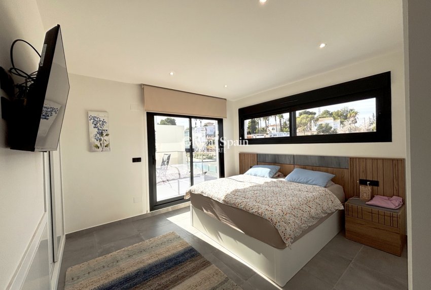 Resale - VILLA -
VILLAMARTÍN - Costa Blanca