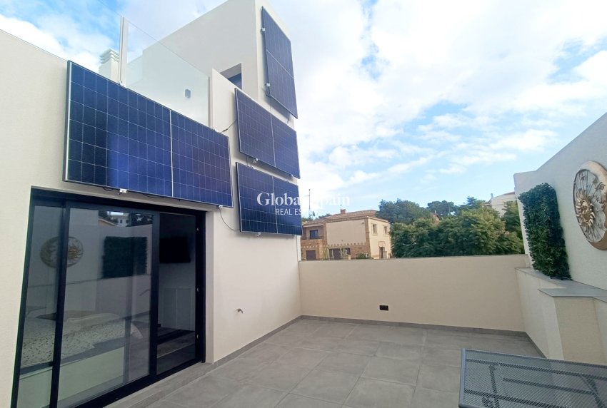 Resale - VILLA -
VILLAMARTÍN - Costa Blanca